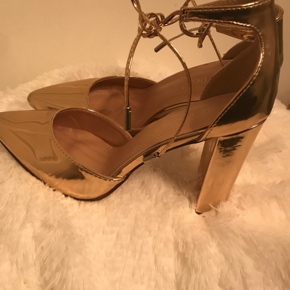 Gold chunky heel pump - never worn - Picture 2 of 3